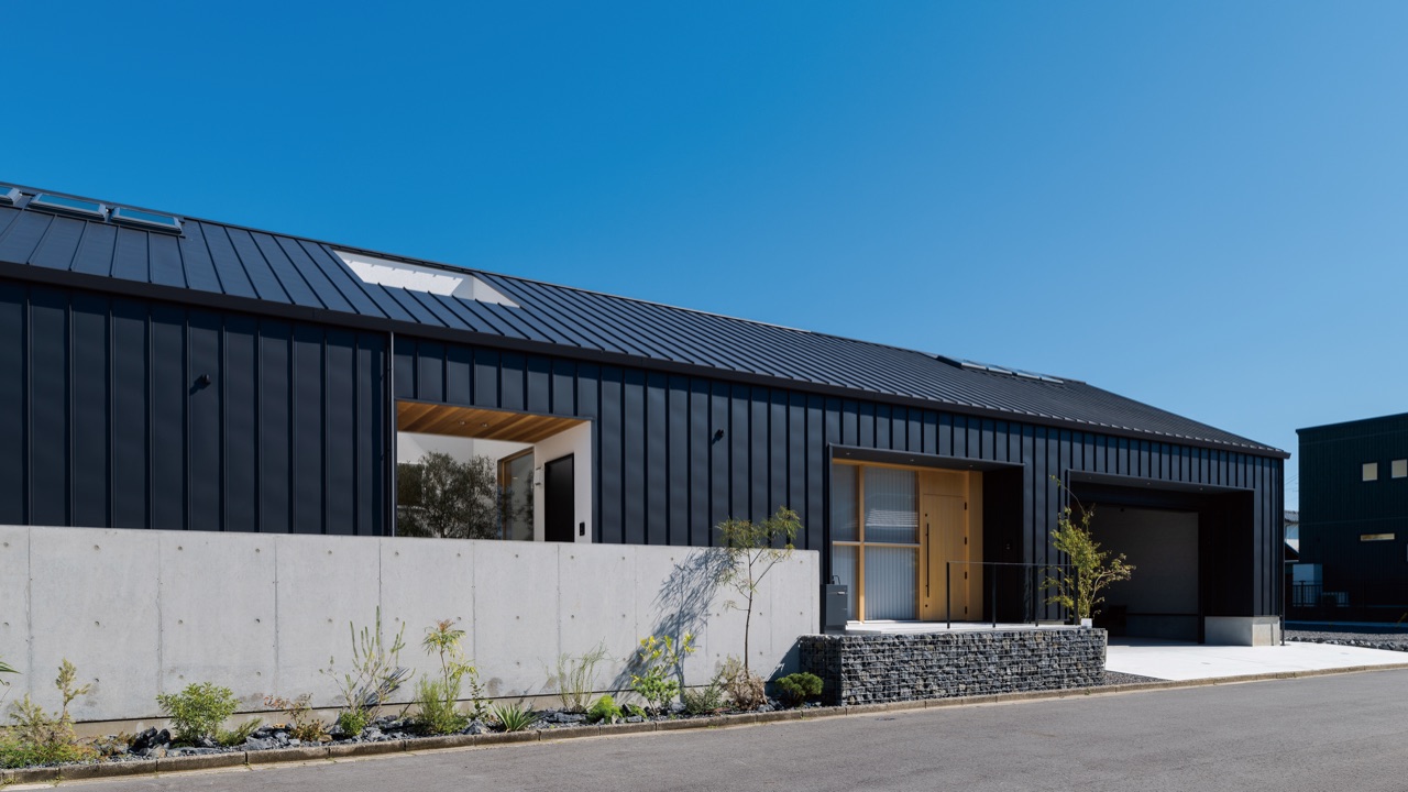 ニスクカラーProの屋根を採用した住宅の外観
